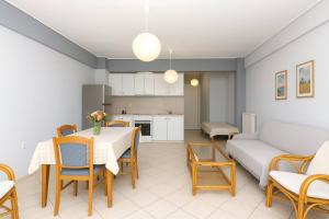Η κουζίνα ή μικρή κουζίνα στο Beachfront Cozy House - Kiatos' Seaview Retreat