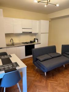 uma sala de estar com um sofá e uma mesa em La terrazza di Vittoria em Verona