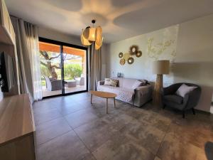un salon avec un canapé et une table dans l'établissement Villas Lantana, à Porto-Vecchio 105 autres photos