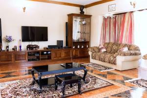TV a/nebo společenská místnost v ubytování Unique Comfort Guest House