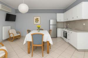 Η κουζίνα ή μικρή κουζίνα στο Beachfront Cozy House - Kiatos' Seaview Retreat