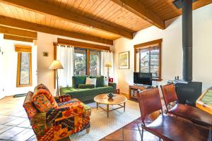 Χώρος καθιστικού στο Walk to Santa Fe Plaza Condo with Pool and Hot Tub!