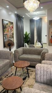MamaにあるRhaaf Apartmentのソファ2つとテーブルのあるリビングルーム
