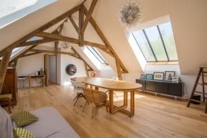 sala de estar con mesa de madera y algunas ventanas en l'élégante, en Savennières