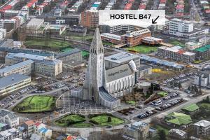una vista aerea di una città con torre dell'orologio di Hostel B47 a Reykjavik