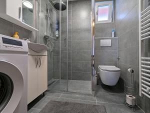 Un baño con ducha, inodoro y lavabo. en Sarajevo Viewpoint Old Town with Panoramic City Views, Free Parking and Balcony, en Sarajevo 8 fotos más
