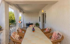 O zonă de relaxare la Amazing Apartment In Banjol With Wifi