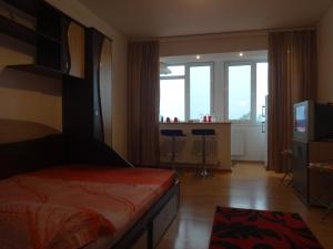 ガラツィにあるAlina Accommodationのホテルルーム(ベッド1台、バー付)