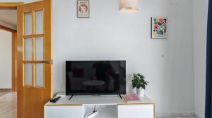 Telewizja i/lub zestaw kina domowego w obiekcie Benidorm High rise apartments - Sea Views - Torre Lugano