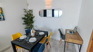 Zdjęcie z galerii obiektu Benidorm High rise apartments - Sea Views - Torre Lugano w mieście Benidorm