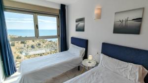 Pokój szpitalny z dwoma łóżkami i dużym oknem w obiekcie Benidorm High rise apartments - Sea Views - Torre Lugano w mieście Benidorm +37 zdjęć