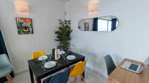 jadalnia ze stołem, krzesłami i laptopem w obiekcie Benidorm High rise apartments - Sea Views - Torre Lugano w mieście Benidorm