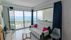 salon z kanapą i widokiem na ocean w obiekcie Benidorm High rise apartments - Sea Views - Torre Lugano w mieście Benidorm