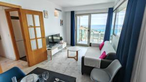 salon z widokiem na ocean w obiekcie Benidorm High rise apartments - Sea Views - Torre Lugano w mieście Benidorm