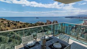 balkon z widokiem na miasto i wodę w obiekcie Benidorm High rise apartments - Sea Views - Torre Lugano w mieście Benidorm