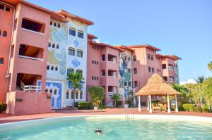 Bazén v ubytování Selina Cancun Laguna Hotel Zone nebo v jeho okolí