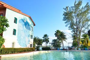 Bazén v ubytování Selina Cancun Laguna Hotel Zone nebo v jeho okolí