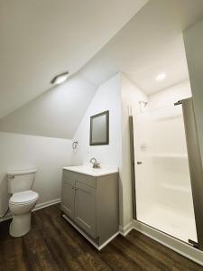 ピッツバーグにあるCozy 1BR Retreat - Private - Near Cityのトイレとシャワー付きのバスルーム