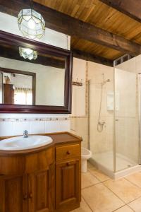a bathroom with a sink and a shower and a mirror at Jardín del Mar in Mougás
