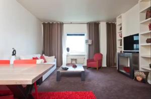 sala de estar con sofá y silla roja en Biarritz center Appartment, Beach & Golf Walking Tour, en Biarritz
