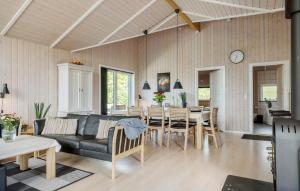 Khu vực ghế ngồi tại Five-Bedroom Holiday Home Tarm With A Fireplace 03