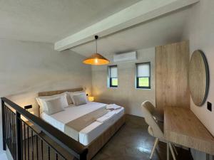 una camera da letto con un letto, un tavolo e una sedia di Villa Roza a Kallithea Altre 24 foto