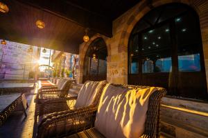 A seating area at hotels crazy horse