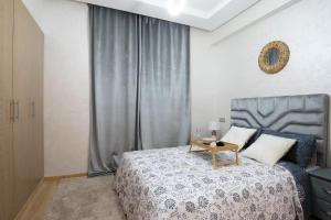 Postel nebo postele na pokoji v ubytování Appartement 2 Chambres à Coté avec Grand Balcon, Piscine, Aire de Jeux pour Enfants et Jardin + 16 fotografií