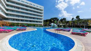 Bazén v ubytovaní Medplaya Hotel Calypso alebo v jeho blízkosti
