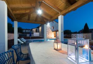 Μπαλκόνι ή βεράντα στο Villa Lucy, a Mediterranean rustic haven, pet friendly