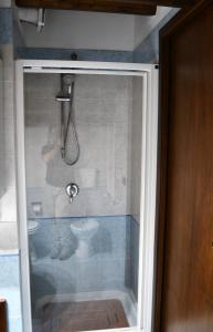 パレルモにあるAppartamento Delle Pergoleの浴室のシャワーを撮影した者