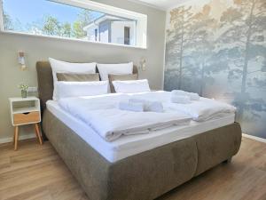 Ένα ή περισσότερα κρεβάτια σε δωμάτιο στο Lychenseevilla mit Seeblick, Wintergarten, Kamin und Sauna