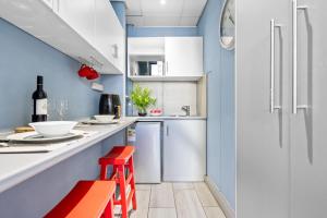 Dapur atau dapur kecil di Eden On The Bay 68A by Host Agents