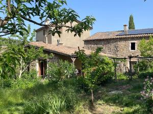 an old stone house in the middle of a garden at Entre REDARES et SALENDRINQUE in Lasalle