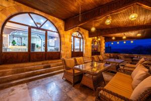A seating area at hotels crazy horse
