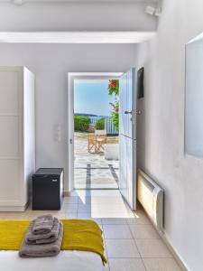 Rõdu või terrass majutusasutuses ARIADNI Lux villa with 180 panoramic sea view