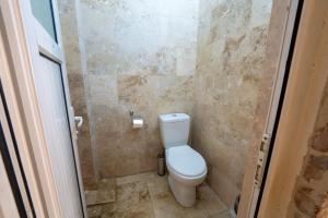 A bathroom at hotels crazy horse