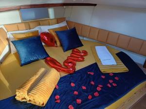 Una cama en un barco con maíz y pimientos rojos. en SLEEPBOAT Golden Life, en Oporto