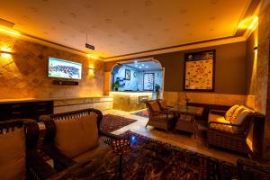 A seating area at hotels crazy horse