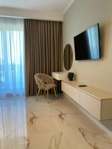 a hotel room with a desk and a mirror at F&Lrelax-Apartamente de închiriat aproape de plajă in Mamaia Nord