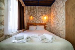 A bed or beds in a room at hotels crazy horse