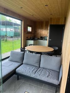 Posezení v ubytování Glamping 't Hoveke