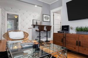 Телевизор и/или развлекательный центр в Private Cottage W Hot Tub & Fire Pit 17mi To Dt