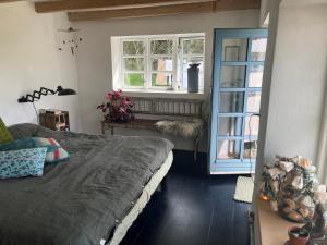 Postel nebo postele na pokoji v ubytování The Fishermen's House - charming and close to beach