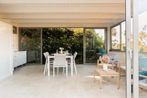 a dining room with a table and chairs at La casa di Connie a 250mt dalla spiaggia in Torre Santa Sabina +30 photos