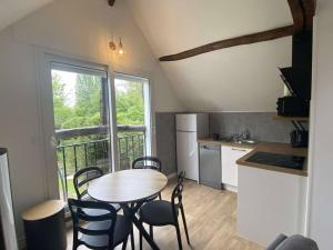 Kuchyň nebo kuchyňský kout v ubytování Gîte Rue piscine chauffée