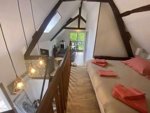 TV a/nebo společenská místnost v ubytování Gîte Rue piscine chauffée