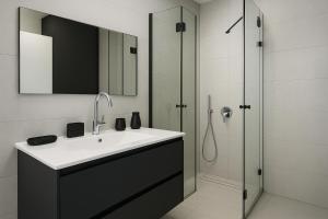 a bathroom with a sink and a shower at סי סייד אילת חדר משפחתי מפנק עם נוף לים in Eilat +6 photos