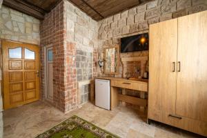 A kitchen or kitchenette at hotels crazy horse