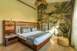 une chambre avec un lit avec un papier peint tropical dans l'établissement Romeo Lane The Boutique Resort, à Assagao 74 autres photos
